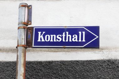 Bir sanat galerisine yönlendirmeli İsveç tabelası.