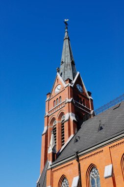 İsveç Lulea katedralinin alçak açılı görüntüsü.