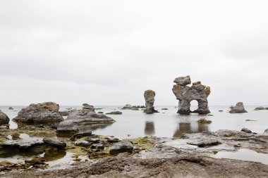 İsveç 'in Gotland eyaletindeki Faro Adası' nda bulunan köpek şeklinde ünlü Rauk Hunden..