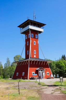 Gotene, İsveç - 23 Haziran 2020: Kinnekulle Dağı 'nın tepesine ahşaptan yapılmış kırmızı gözcü kulesi.