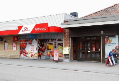 Grastorp İsveç, 24 Haziran 2020: Grastorp 'taki ICA süpermarketinin dış görünümü.