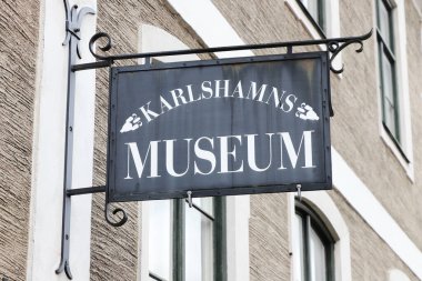 Karlshamn, İsveç - 6 Temmuz 2020: Girişin üzerindeki Karlshamn Müzesi.
