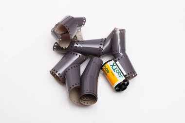 Stockholm, İsveç - 4 Ekim 2019: Bir Kodak, siyah-beyaz negatif fotoğraf rulosunu ortaya çıkardı.