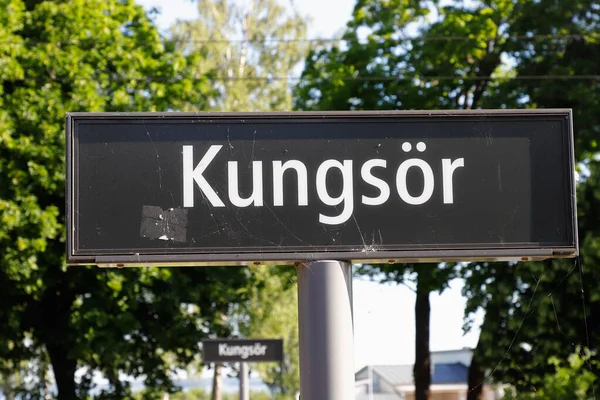 Skylt Mot Kungsorns Järnvägsstation — Stockfoto