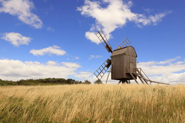 オランドのスウェーデン州に位置するポストミルクラスの古い風車 — ストック写真