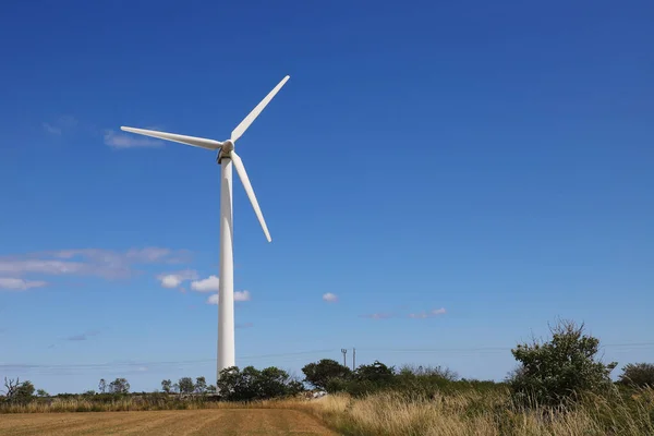 Éolienne Contre Ciel Bleu — Photo