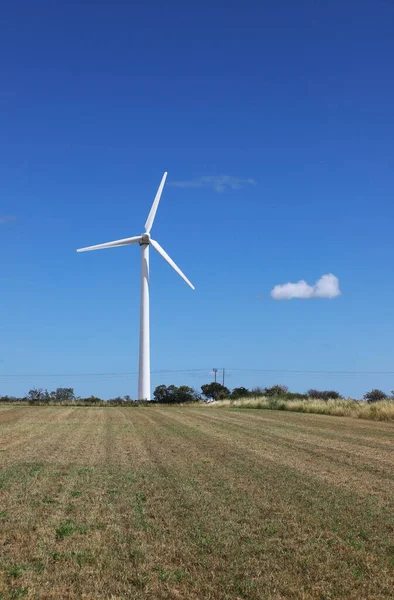 Turbina Viento Agita Cielo Azul —  Fotos de Stock