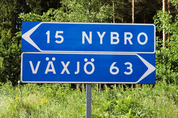 Signpostwith Směry Dvou Měst Nybro Vaxjo Nachází Švédské Provincii Smaland — Stock fotografie