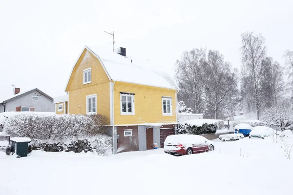 20世纪40年代末 在冬季降雪期间 瑞典建造了一幢屋顶破碎的黄色两层单人间房屋 — 图库照片