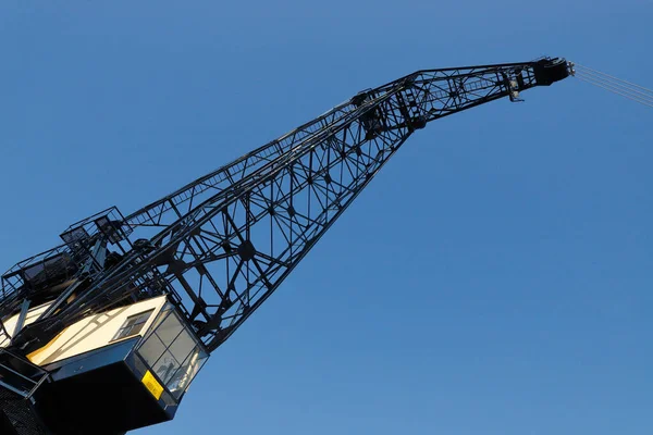 Laag Hoekzicht Van Een Oude Havenkraan — Stockfoto