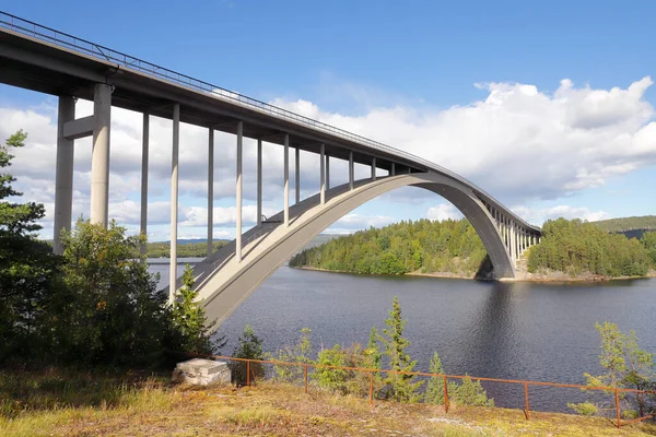 Мост Сандо 264 Метровый Арочный Мост Пересекающий Шведскую Реку Ангерман — стоковое фото