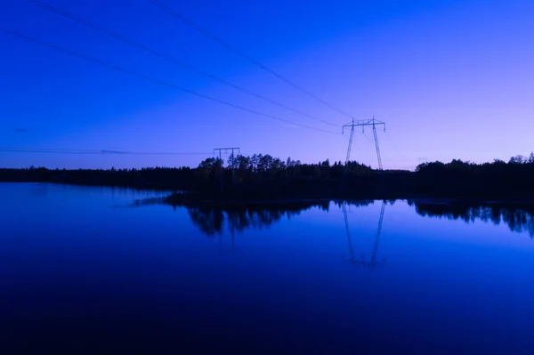 Lago Frente Postes Linha Alta Tensão — Fotografia de Stock