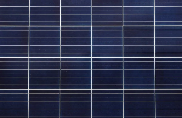 用于向电气设备供应太阳能电力的太阳能电池板组件的全景特写 — 图库照片