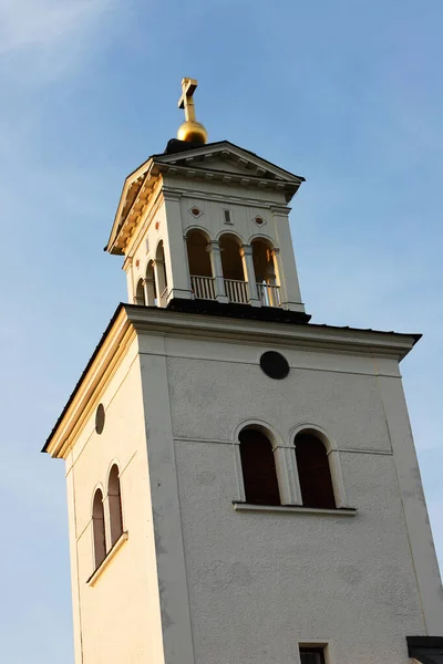 Schwedischer Kirchturm Aus Einem Niedrigen Winkel Gesehen — Stockfoto