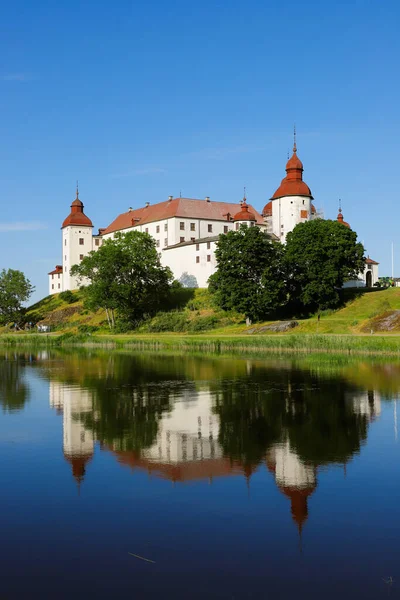 Blick Auf Die Mittelalterliche Schwedische Burg Lacko Mit Ihrem Spiegelbild — Stockfoto