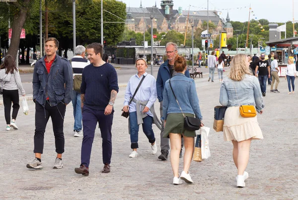 Stoccolma Svezia Luglio 2020 Pedoni Che Camminano Lungo Strandvagen Street — Foto Stock