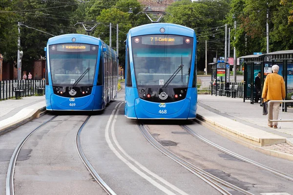 Sztokholm Szwecja Lipca 2020 Dwie Nowoczesne Niebieskie Tramwaje Linii Przystanku — Zdjęcie stockowe