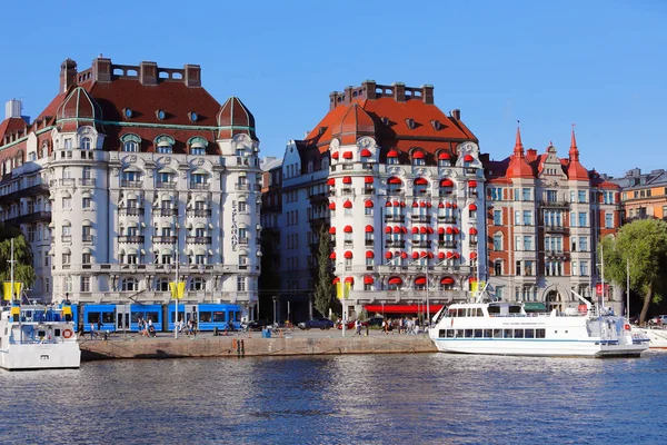 Stockholm, İsveç - 31 Temmuz 2020: 1880-1890 yılları arasında inşa edilen Strandvagen Caddesi manzarası.