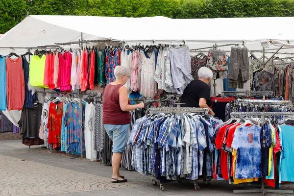 スウェーデン リドコピング2020年6月24日 市内広場で衣料品を販売する市場の屋台で2人の女性 — ストック写真
