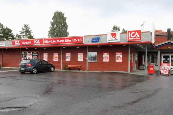 Bygdea, İsveç - 26 Ağustos 2020: Ica süpermarketinin dış görünümü.