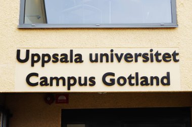 Visby, Gotland - 2 Ekim 2020: Uppsala Kampüsü Gotland Üniversitesi 'nin girişinin üstündeki tabela.