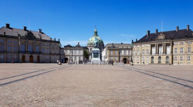 Kopenhag, Danimarka - 27 Haziran 2018: Kraliyet paleti Amalienborg manzarası.