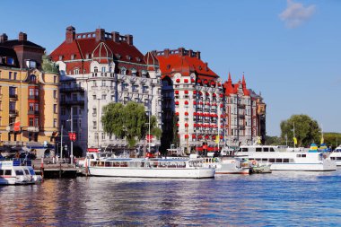 Stockholm, İsveç - 31 Temmuz 2020 Strandvagen Bulvarı Rıhtımı.