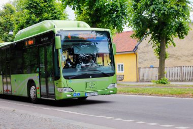 Vaxjo, İsveç 26 Haziran 2018: 4. hatta yeşil Mercedes-Benz şehir otobüsünün ön görüntüsü.