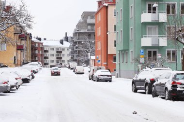 Sundbyberg, İsveç - 14 Ocak 2021: Karla kaplı bir yerleşim bölgesinde Vintergatan Caddesi manzarası.