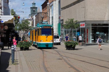Norrkoping, İsveç - 3 Temmuz 2020: Drottninggatan caddesindeki sarı tramvay Klockartorpet durağı ile üçüncü hatta hizmet veriyor.