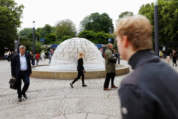 Oslo Norvegia Giugno 2019 Persone Alla Fontana Studenterlunden Vicino Teatro — Foto Stock