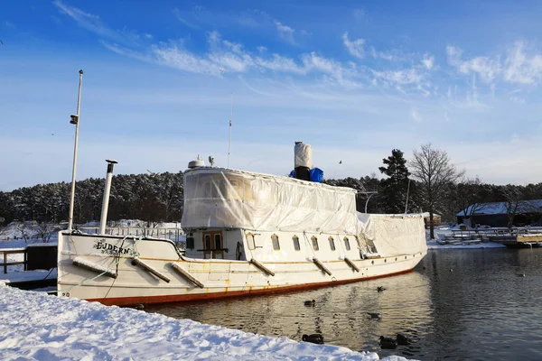 2021年1月30日 瑞典索德塔尔耶 Sodertalje Sweden 老客轮Ejdern号在冬季系泊 并配备了防护罩 — 图库照片