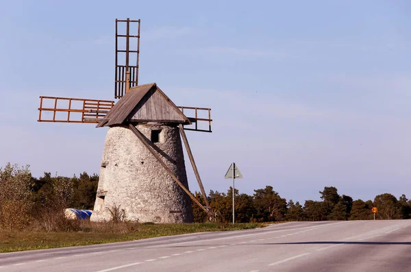 Alte Windmühle Aus Stein Neben Der Straße Gebaut — Stockfoto