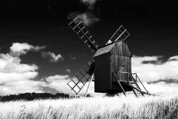 位于奥兰省的瑞典传统木制风车的黑白照片 — 图库照片