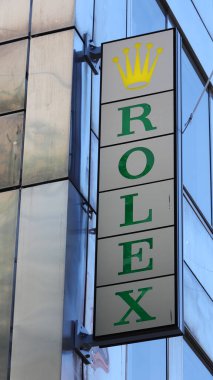 Stockholm, İsveç - 12 Mayıs 2021: Drottningagatan Caddesi 'ndeki Rob Engstrom saat dükkanı önünde Rolex reklamcılık tabelası.