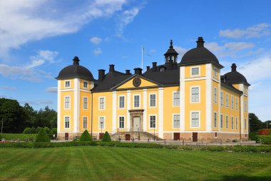 İsveç 'in Vastmanland ilindeki 17. yüzyıl Stromsholm sarayının dış görünüşü.