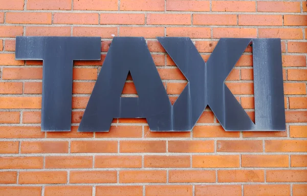 Taxi Standteken Bevestigd Een Rode Bakstenen Muur — Stockfoto