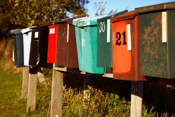 Skrzynki pocztowe na linii w różnym stanie. — Zdjęcie stockowe