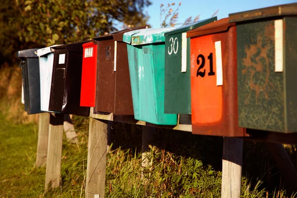 Briefkästen online in unterschiedlichem Zustand. — Stockfoto