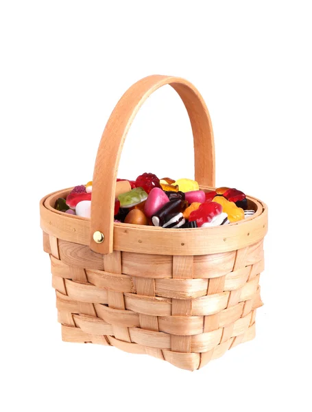 Korb mit Süßigkeiten gefüllt — Stockfoto