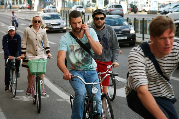 Cyclist talking on a mobile telephone — Stock Photo, Image