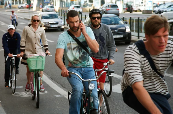 Fietser praten op een mobiele telefoon — Stockfoto