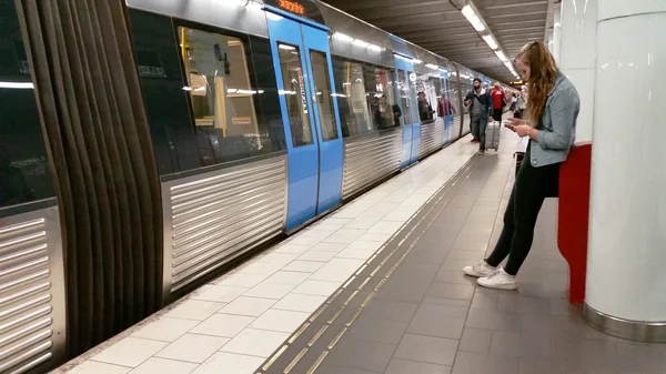 Esperando en la estación de metro — Foto de Stock