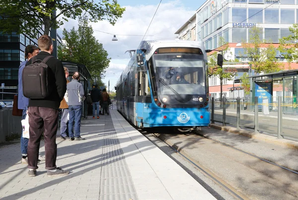 Straßenbahnhaltestelle mit Straßenbahn — Stockfoto