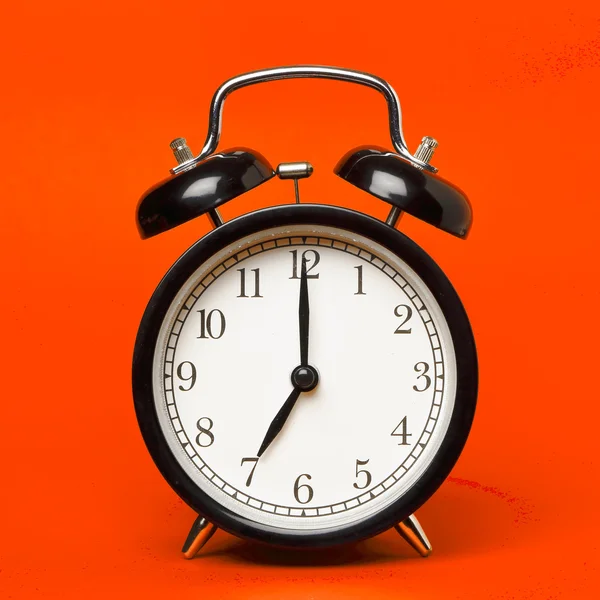 Reloj despertador en naranja —  Fotos de Stock