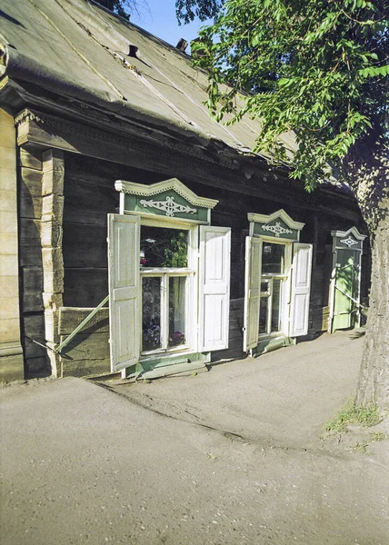 Janelas Uma Antiga Casa Madeira Russa Dos Tempos Império Russo — Fotografia de Stock