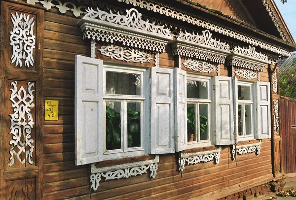 Okna Starého Ruského Dřevěného Domu Dob Ruské Říše Prvky Vyřezávané — Stock fotografie