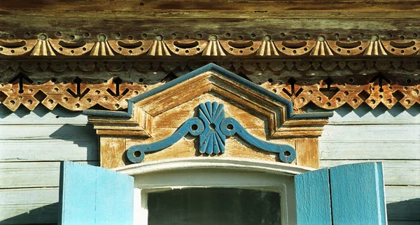 Fragment Des Fensters Eines Alten Russischen Holzhauses Aus Der Zeit — Stockfoto
