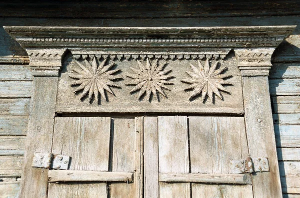 Fragmento Janela Uma Antiga Casa Madeira Russa Dos Tempos Império — Fotografia de Stock