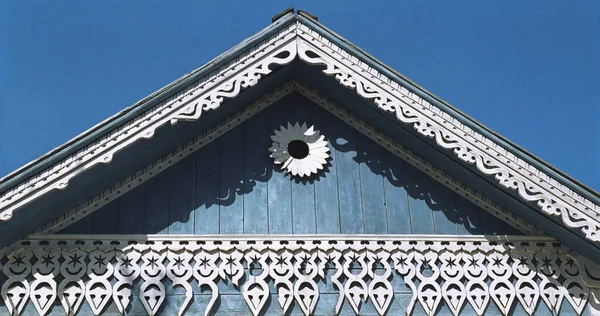 Pediment Stary Rosyjski Drewniany Dom Czasów Imperium Rosyjskiego Elementami Rzeźbionych — Zdjęcie stockowe